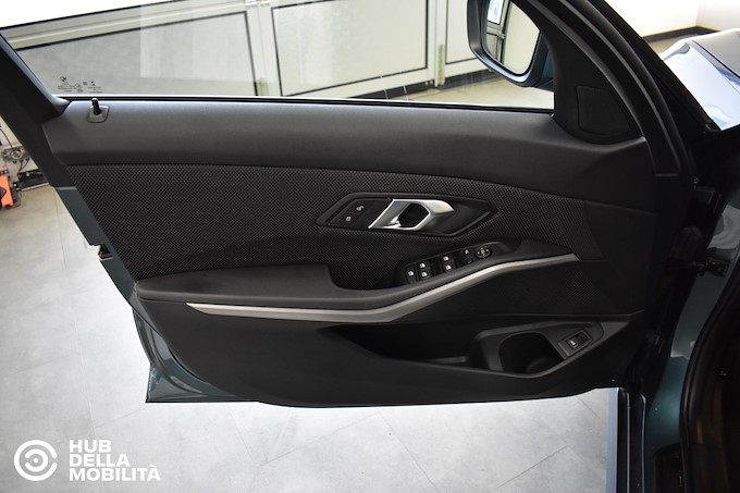 BMW 318d 48V Touring Business Advantage